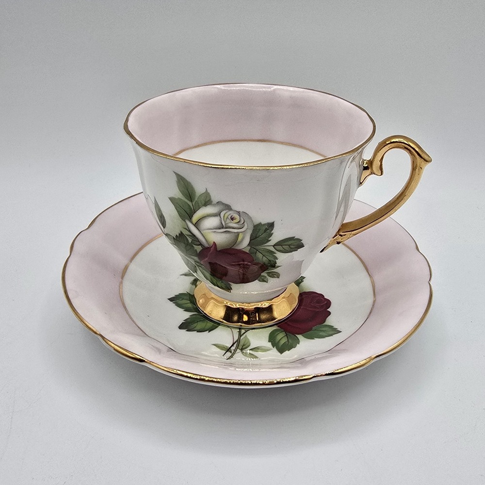 Vtg Clarence Bone China Teacup and Saucer England Flowers Red‎ White Roses